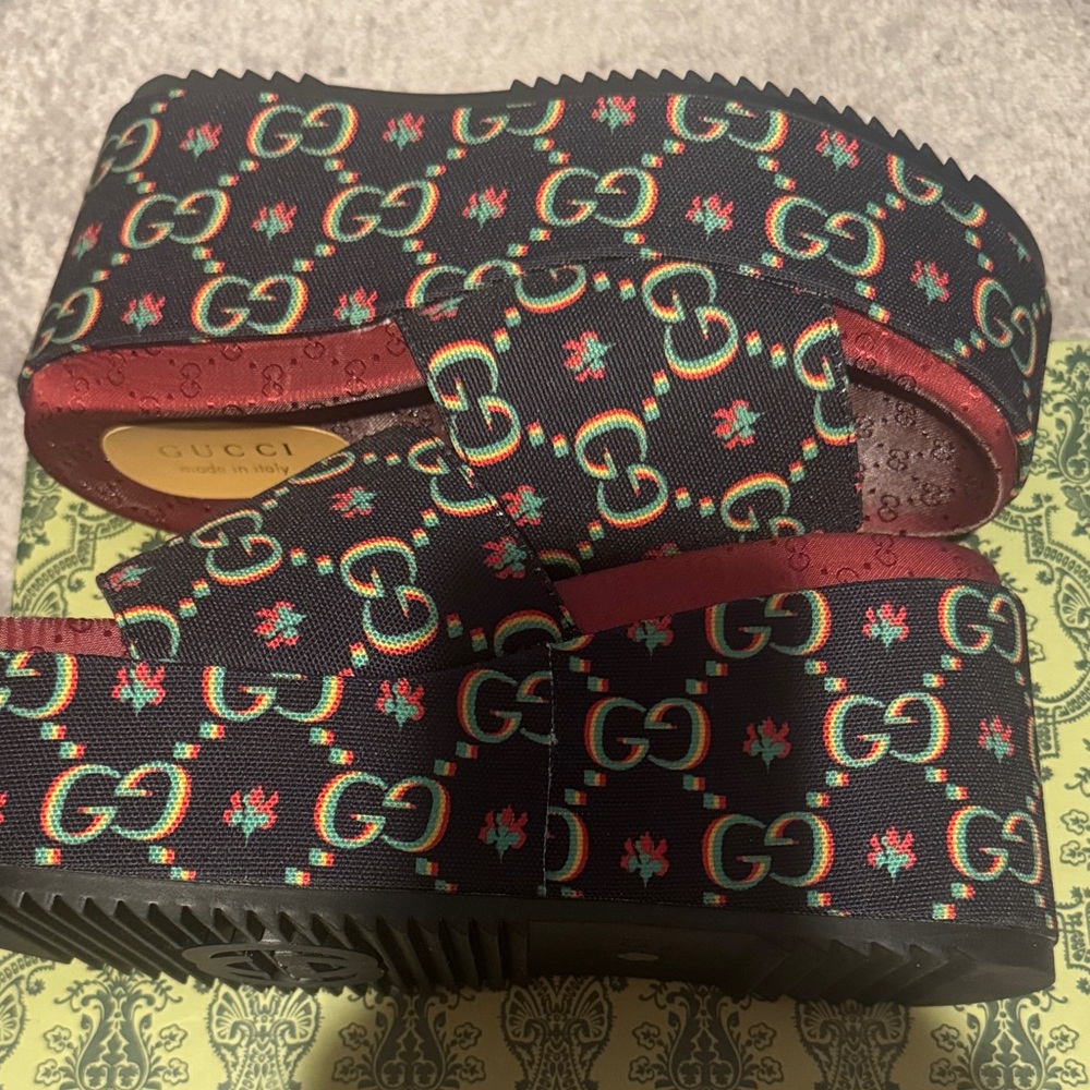 Gucci Women's Black and Red Logo Platform Shoes - Picture 5 of 5